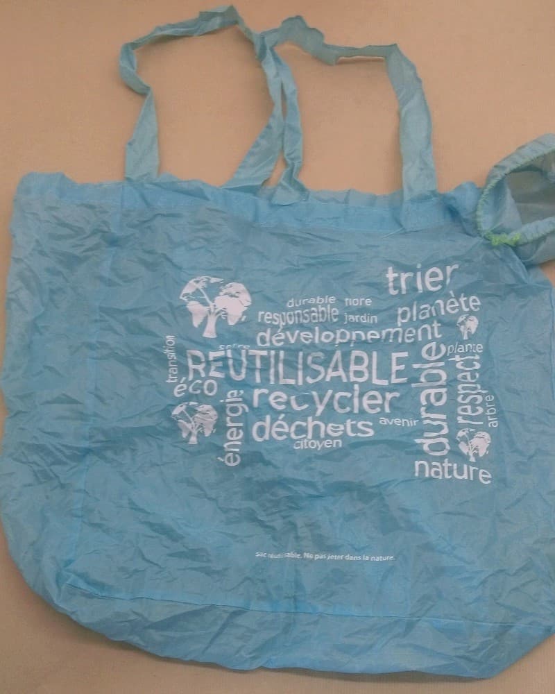 Sacs polyester avec anses repliables dans une pochette